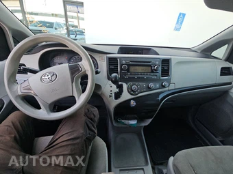 2014 Toyota Sienna L 7-Passenger 119.3" WB - miniatura 11