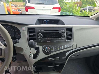 2014 Toyota Sienna LE 8-Passenger 119.3" WB - miniatura 10