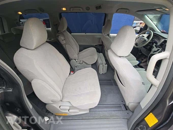 2014 Toyota Sienna LE 8-Passenger 119.3" WB - miniatura 17