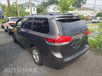 2014 Toyota Sienna LE 8-Passenger 119.3" WB - miniatura 2