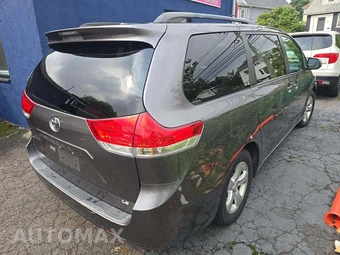 2014 Toyota Sienna LE 8-Passenger 119.3" WB - miniatura 3