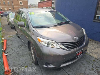 2014 Toyota Sienna LE 8-Passenger 119.3" WB - miniatura 4