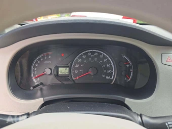 2014 Toyota Sienna LE 8-Passenger 119.3" WB - miniatura 9