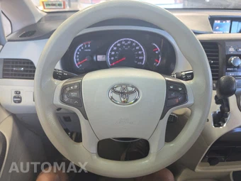 2014 Toyota Sienna LE 8-Passenger 119.3" WB - miniatura 10