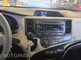 2014 Toyota Sienna LE 8-Passenger 119.3" WB - miniatura 11