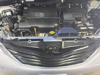 2014 Toyota Sienna LE 8-Passenger 119.3" WB - miniatura 16