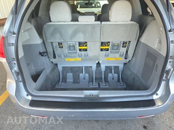 2014 Toyota Sienna LE 8-Passenger 119.3" WB - miniatura 17