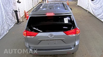 2014 Toyota Sienna LE 8-Passenger 119.3" WB - miniatura 5