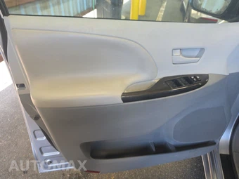 2014 Toyota Sienna LE 8-Passenger 119.3" WB - miniatura 9