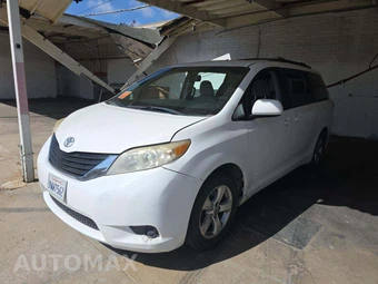 2014 Toyota Sienna LE 8-Passenger 119.3" WB
