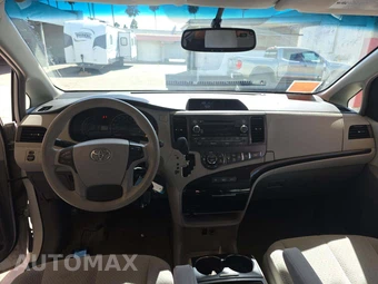 2014 Toyota Sienna LE 8-Passenger 119.3" WB - miniatura 10
