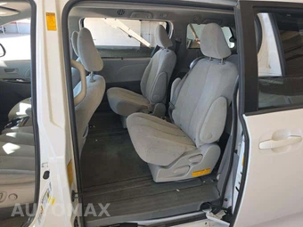 2014 Toyota Sienna LE 8-Passenger 119.3" WB - miniatura 13