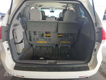 2014 Toyota Sienna LE 8-Passenger 119.3" WB - miniatura 15