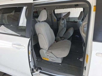 2014 Toyota Sienna LE 8-Passenger 119.3" WB - miniatura 17