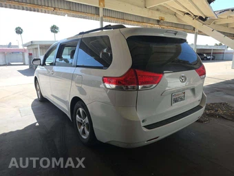 2014 Toyota Sienna LE 8-Passenger 119.3" WB - miniatura 2