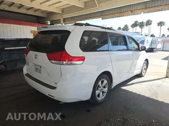 2014 Toyota Sienna LE 8-Passenger 119.3" WB - miniatura 3