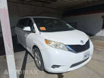 2014 Toyota Sienna LE 8-Passenger 119.3" WB - miniatura 4