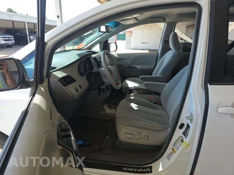 2014 Toyota Sienna LE 8-Passenger 119.3" WB - miniatura 6