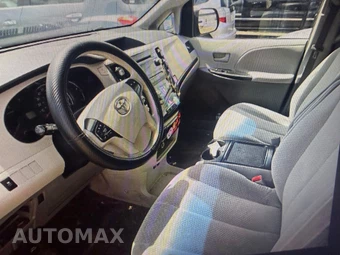 2014 Toyota Sienna LE 8-Passenger 119.3" WB - miniatura 10
