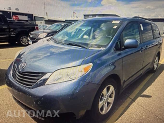 2014 Toyota Sienna LE 8-Passenger 119.3" WB - miniatura 2