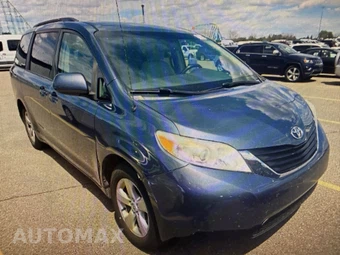 2014 Toyota Sienna LE 8-Passenger 119.3" WB - miniatura 3