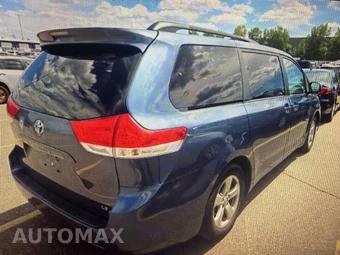 2014 Toyota Sienna LE 8-Passenger 119.3" WB - miniatura 4