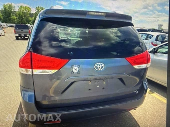 2014 Toyota Sienna LE 8-Passenger 119.3" WB - miniatura 6