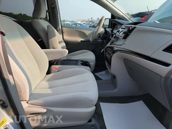 2014 Toyota Sienna LE 8-Passenger 119.3" WB - miniatura 14