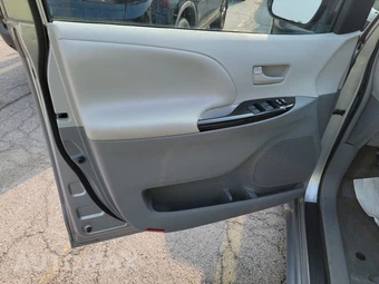 2014 Toyota Sienna LE 8-Passenger 119.3" WB - miniatura 15