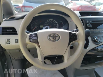 2014 Toyota Sienna LE 8-Passenger 119.3" WB - miniatura 16