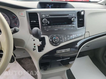 2014 Toyota Sienna LE 8-Passenger 119.3" WB - miniatura 17