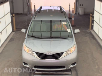 2014 Toyota Sienna LE 8-Passenger 119.3" WB - miniatura 2
