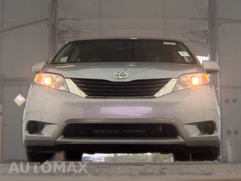 2014 Toyota Sienna LE 8-Passenger 119.3" WB - miniatura 3