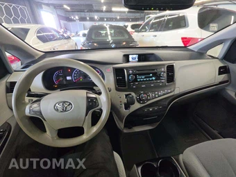 2014 Toyota Sienna LE 8-Passenger 119.3" WB - miniatura 10