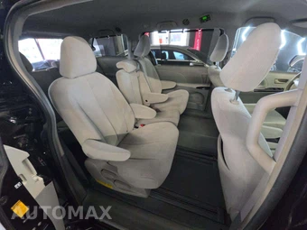 2014 Toyota Sienna LE 8-Passenger 119.3" WB - miniatura 17