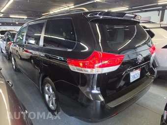 2014 Toyota Sienna LE 8-Passenger 119.3" WB - miniatura 2