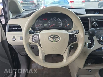 2014 Toyota Sienna LE 8-Passenger 119.3" WB - miniatura 10