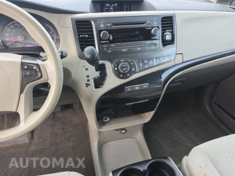 2014 Toyota Sienna LE 8-Passenger 119.3" WB - miniatura 11