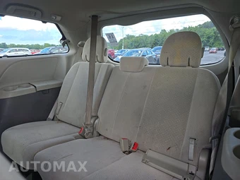 2014 Toyota Sienna LE 8-Passenger 119.3" WB - miniatura 14