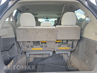 2014 Toyota Sienna LE 8-Passenger 119.3" WB - miniatura 17