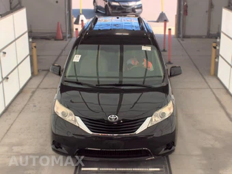 2014 Toyota Sienna LE 8-Passenger 119.3" WB - miniatura 2