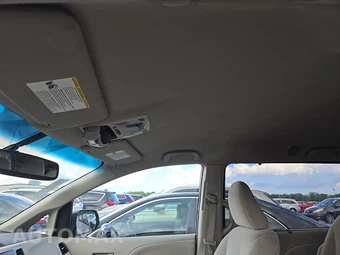 2014 Toyota Sienna LE 8-Passenger 119.3" WB - miniatura 20