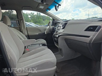 2014 Toyota Sienna LE 8-Passenger 119.3" WB - miniatura 8