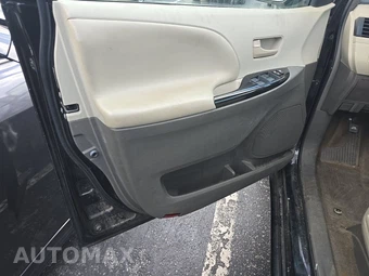 2014 Toyota Sienna LE 8-Passenger 119.3" WB - miniatura 9