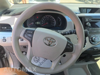 2014 Toyota Sienna LE 8-Passenger 119.3" WB - miniatura 10