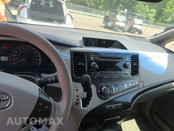 2014 Toyota Sienna LE 8-Passenger 119.3" WB - miniatura 11