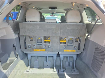 2014 Toyota Sienna LE 8-Passenger 119.3" WB - miniatura 17