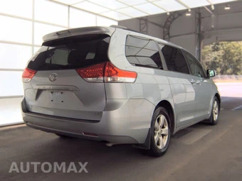 2014 Toyota Sienna LE 8-Passenger 119.3" WB - miniatura 4