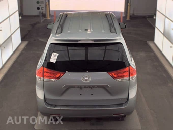 2014 Toyota Sienna LE 8-Passenger 119.3" WB - miniatura 5