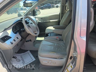 2014 Toyota Sienna LE 8-Passenger 119.3" WB - miniatura 7